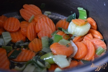 На оливковом масле потушить морковь и порей в течении 10 мин.