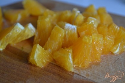 С апельсина срезать кожуру и нарезать мелко.