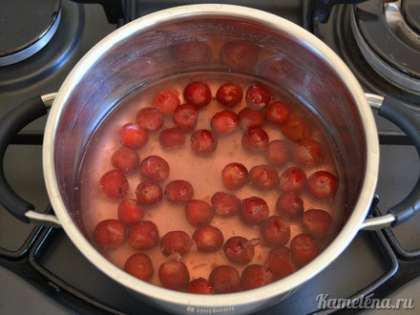 Сначала приготовим вишневый соус, чтобы он успел остыть. Вишню, не размораживая, положить в кастрюльку, добавить сахар и 150 мл воды. Довести до кипения, варить 2-3 минуты.