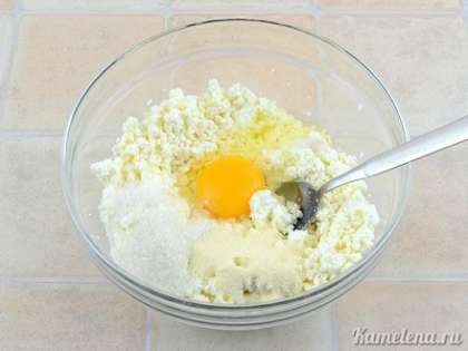 Добавить манку (или муку), сахар, ванильный сахар, яйцо и соль.