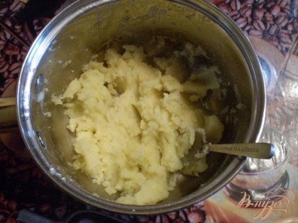 Для начинки я использовала обычный картофельное пюре со сметаной. Варить картофель нужно в соленой воде в минимальном количестве воды или молока.