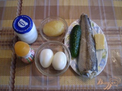 Продуктовый набор готов: я заранее отварила рыбу, яйца и картофель до готовности.