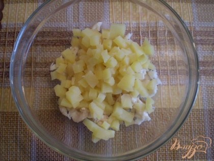 Добавьте порезанный кубиками картофель.