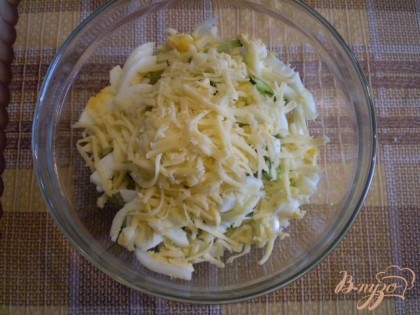 Сыр твердый потерла на крупной терке прямо над салатом.