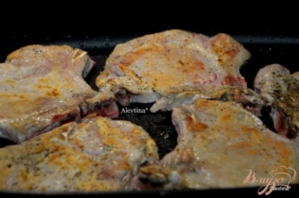 На горячей сковороде с оливковым маслом обжарить свиные отбивные с 2х сторон до готовности.
