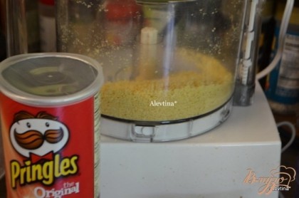 Разогреть духовку до 180 гр. На противни -2 выложить бумагу для выпечки.Картофельные чипсы размолоть в кухонном процессоре в крошку.