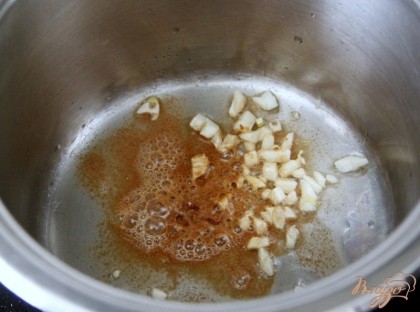 В кастрюле с толстым дном нагреть 1 ст.л. масла, поджарить имбирь (здесь - порошковый), чеснок, как только пойдёт аромат,