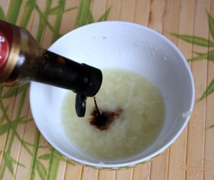 В отжатый луковый сок добавить соевый соус.