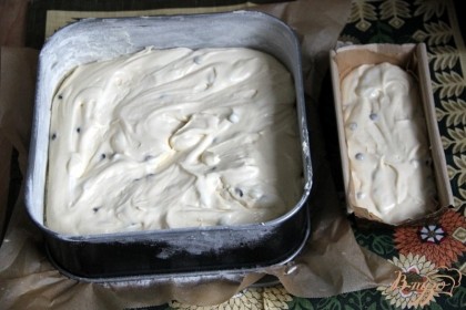 Выложить тесто  в подготовленные формы (смазанные, присыпанные мукой, застеленные пергаментом) и выпекать до сухой лучины при 180*С (от 40 мин. и больше)