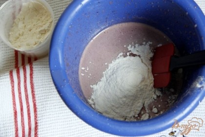 В муку добавить щепотку соли и неполную ложечку соды, перемешать. Порциями ввести в кекс, тщательно перемешивая лопаткой