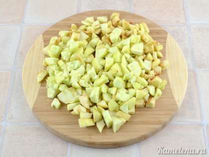 Яблоки очистить от кожуры, разрезать пополам, вырезать несъедобную часть, порезать небольшими кубиками. Если яблоки быстро темнеют можно их сбрызнуть лимонным соком.