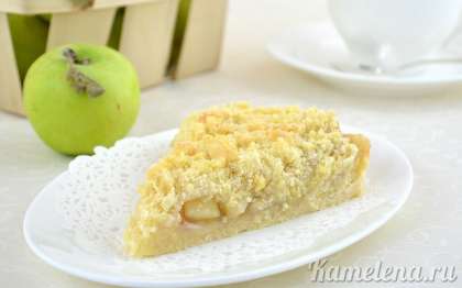 Яблочный пирог получается очень мягким, нежным и рассыпчатым.