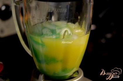 Перечисленные ингредиенты выкладываем в блендер и взбиваем в режиме напитки со льдом. Переливаем в бокалы или высокие стаканы и подаем тут же.