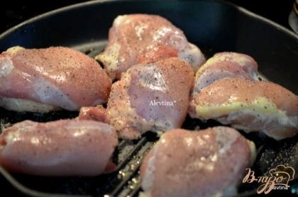 Готово! Куриные бедрышки посолить и поперчить с обеих сторон.На горячей сковороде с маслом обжарить куриные бедрышки с обеих сторон до готовности.