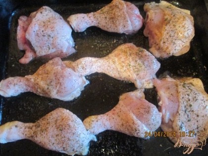 Выложить мясо на смазанную противень подсолнечным маслом. Добавить приправу для курицы, хмели-сунели, поперчить, посолить, с обеих сторон.