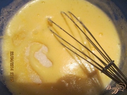 Яйца разбить в миску и взбить с сахарам в пышную пену.