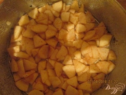 Яблоко вымыть, обсушить, разрезать на 4 части и вырезать сердцевину (жесткую яблочную кожуру можно срезать).Нарезать яблоко тонкими дольками.Сложить яблочные дольки в миску посыпать корицей (не много) и перемешать. Форму для выпечки обильно смазать растительным маслом.На дно формы выложить яблоки.