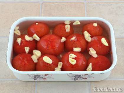 К теплому маринаду добавить уксус, перемешать, залить маринадом помидоры. Плотно накрыть крышкой, поставить в холодильник на двое суток.