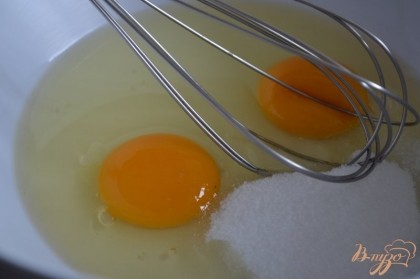 Яйца взбить с сахаром, добавить соль.