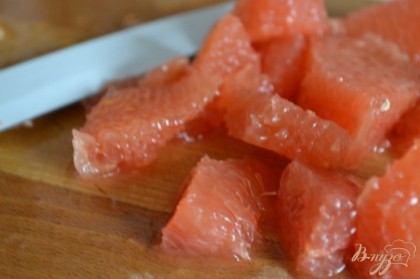 Аккуратно вырезать мякоть из половинки грейпфрута.