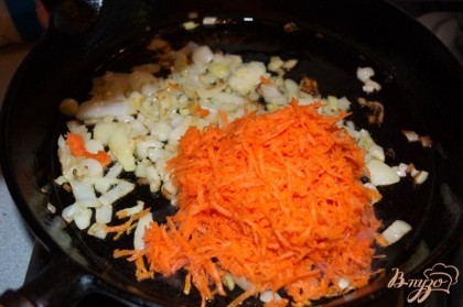 Лук и морковь очистить. Морковь натереть на терку, а лук нарезать кубиком. Обжарить все на растительном масле.