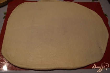 Разделите тесто на 2 части. Из каждой скатайте пласт толщиной 0,5 см.