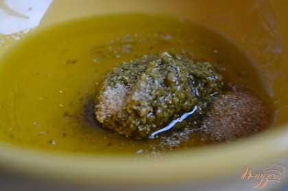 В мисочке смешать оливковое масло, песто, соль и сухой чеснок.