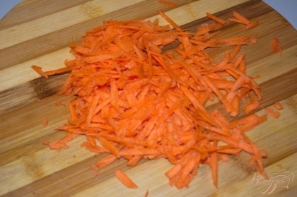 Морковку натереть на терку.