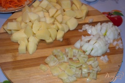 Болгарский перец и лук измельчить. Картофель очистить и нарезать.