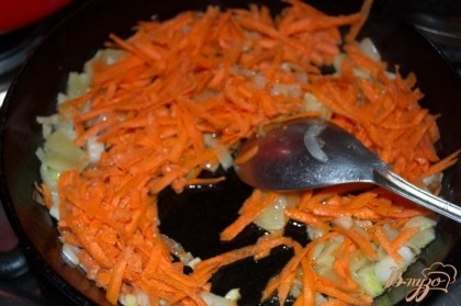 В кастрюлю закладываем картофель. Заливаем кипятком. Варим.На сковороде обжариваем лук до прозрачности, добавляем перец и морковь. Жарим все вместе до мягкости. Не надо придавать овощам румянца.