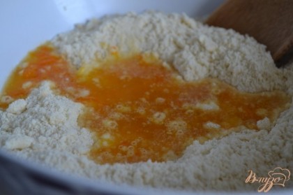 Добавить соль и сахар, сок и цедру с одного апельсина.Быстро смешать тесто в комок (не месить !)