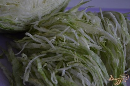Салатную капусту нарезать тонко.