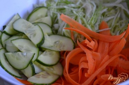 Морковь нарезать на тонкие полоски. В салатник уложить все овощи.