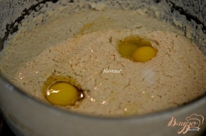 Затем добавим яйца , ванилин и пищевую соду.Перемешать.