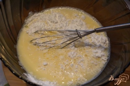 Добавьте две ложки крахмала и стакан муки. Взбейте. Можно добавить ваниль в тесто, но я не кладу. Влейте 2 ст. ложки растительного масла. Размешайте. Можно жарить блины.
