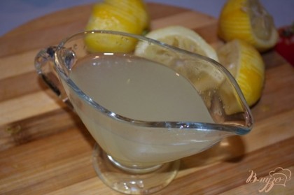 С лимонов снимите цедру. Каждый лимон разрезать пополам и выдавить сок. Получится около стакана. Добавьте 0,5 стакана воды.