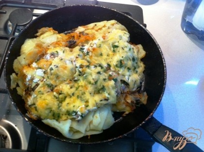 На сковороде выкладываем слоями - картофель, лук с морковью, шампиньоны, сверху посыпаем сыром и зеленью.