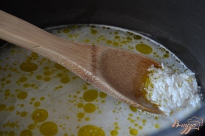Рис  залить водой, так чтобы она накрыла его. Добавить сок лимона (1 ч.л.)  и оливковое масло.