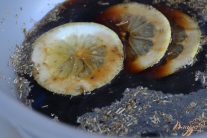 В 1 стакане воды развести бальзамический соус, мед, соль по вкусу. Добавить сок лимона и специи. По желанию можно бросить несколько долек лимона.