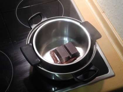 3/4 шоколада растопить на водяной бане.