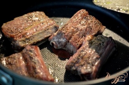Мясо говяжье посолить и поперчить. Обжарить на растительном масле с обеих сторон,переложить в жаровню.