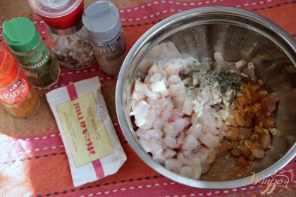 Мелко нарезать куриные грудки, добавить мелконарезанный чеснок, паприку, зелень, перец, соль, сухой желатин, тщательно перемешать