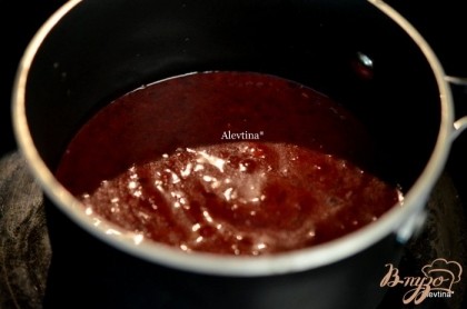 В кастрюльке на оливковом масле обжарить мелко порезанный лук 5 мин,добавить ягодную часть, сахар и вино. Перемешать. Тушить пока ягодный соус не уварится до половины нормы.Снять с огня и дать остыть.