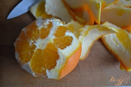 Почистить апельсин и нарезать тонкими кружочками.