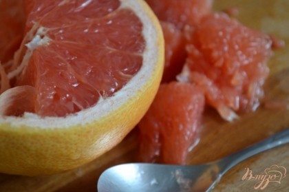 Из половинки плода грейпфрута вынуть мякоть