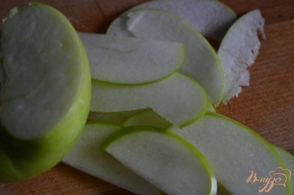 Половинку зеленого яблока нарезать тонко.