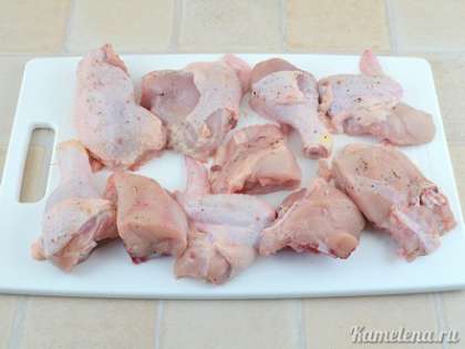 Курицу разрезать на порционные кусочки (я разрезала на 10 кусочков). Каждый кусочек хорошо посолить и поперчить.
