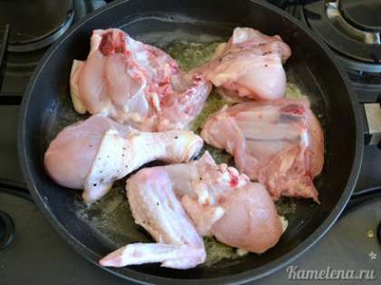 На сковороде растопить сливочное масло. Выложить половину курицы, жарить на сильном огне примерно 2 минуты.