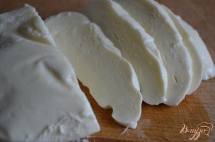Сыр нарезать тонко.