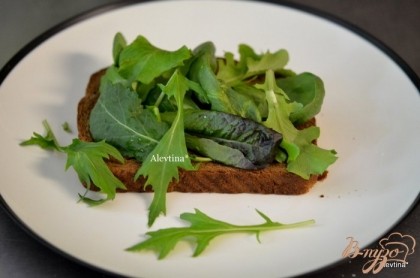 На хлеб свежий или разогретый в тосторе выложить масло, затем свежие листья салата.